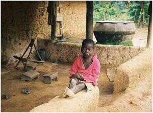 Joachim, de 10 años, en su campamento de trabajo en Meayí (Costa de Marfil). Fuente: El País